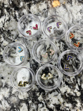 Load image into Gallery viewer, 2pcs V Heart Charms
